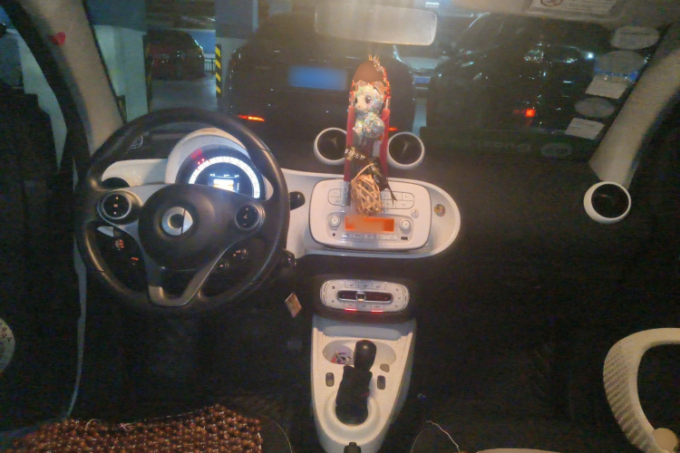 smart fortwo 2015款 1.0L 52千瓦硬顶激情版中控内饰12