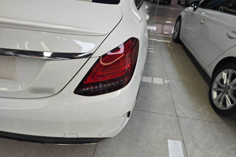 奔驰C级 2019款 C 260 运动版车身外观9