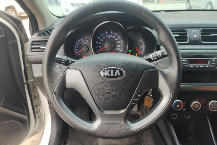 起亚K2 2015款 三厢 1.4L MT GLS中控内饰13