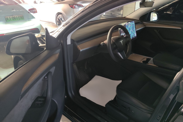特斯拉 Model Y 2021款 长续航全轮驱动版中控内饰7003