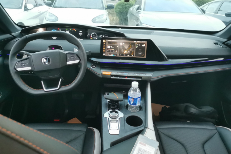 长安UNI-V 2023款 1.5T 尊贵型中控内饰12