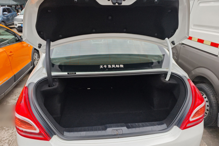 标致308 2014款 乐享版 经典 1.6L 手动优尚型机舱底盘23