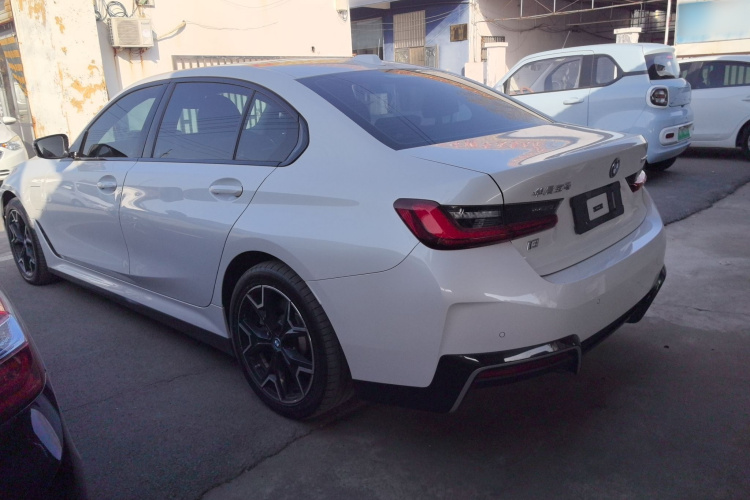 宝马i3 2024款 eDrive 40 L 曜夜套装车身外观4