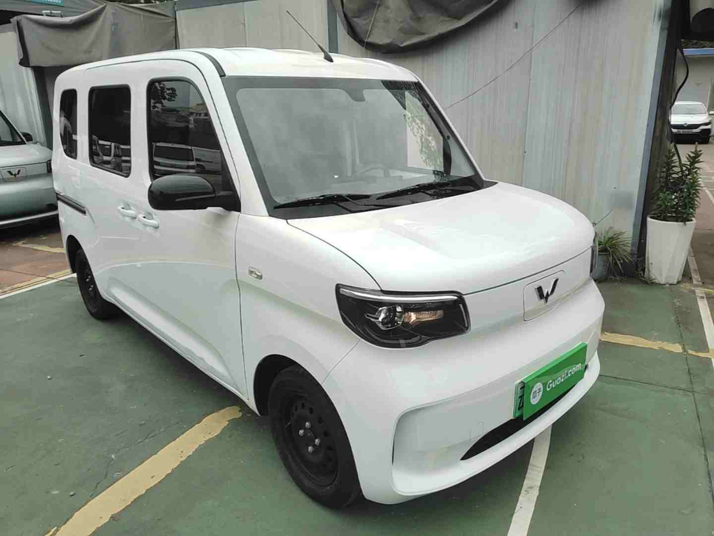 车辆右前45度外观展示