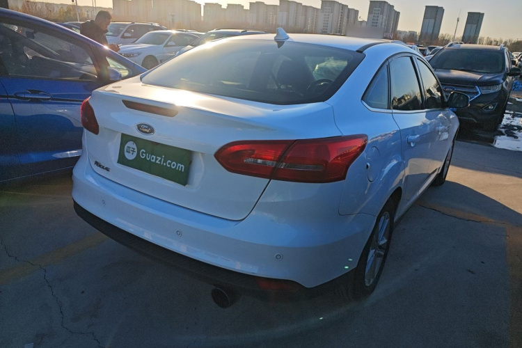 福特 福克斯 2018款 三厢经典 EcoBoost 180 自动精英型车身外观7