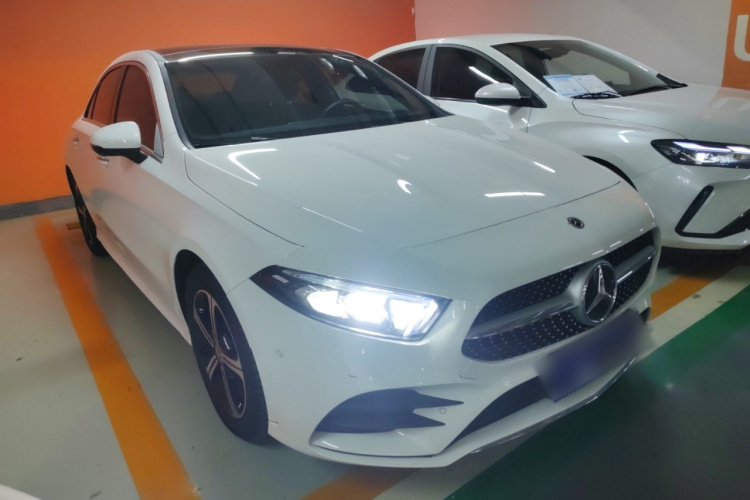 奔驰A级 2022款 改款三 A 200 L 运动轿车时尚型车身外观3