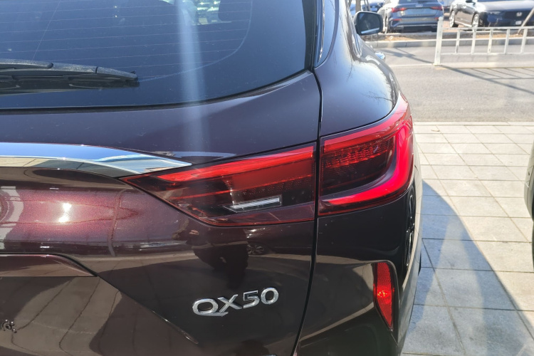 英菲尼迪QX50 2018款 2.0T 两驱时尚版车身外观9