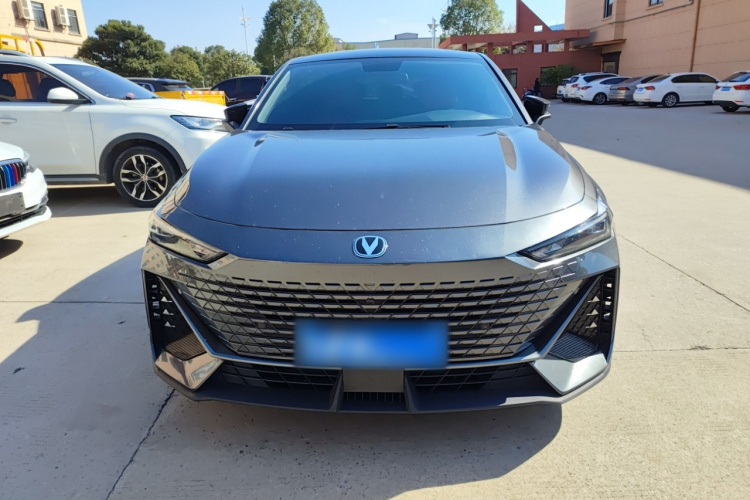 长安UNI-V 2022款 1.5T 尊贵型车身外观2