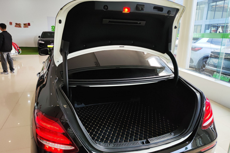奔驰E级 2020款 E 260 L 运动型局部细节23