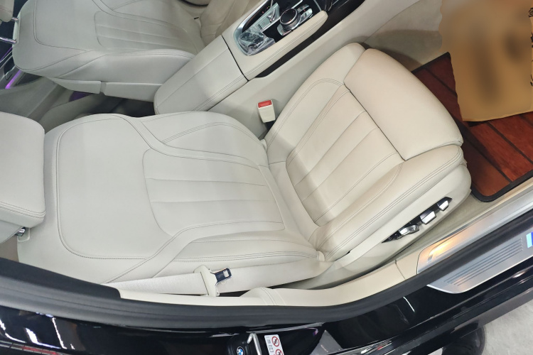 宝马7系 2018款 730Li 领先型 M运动套装局部细节41