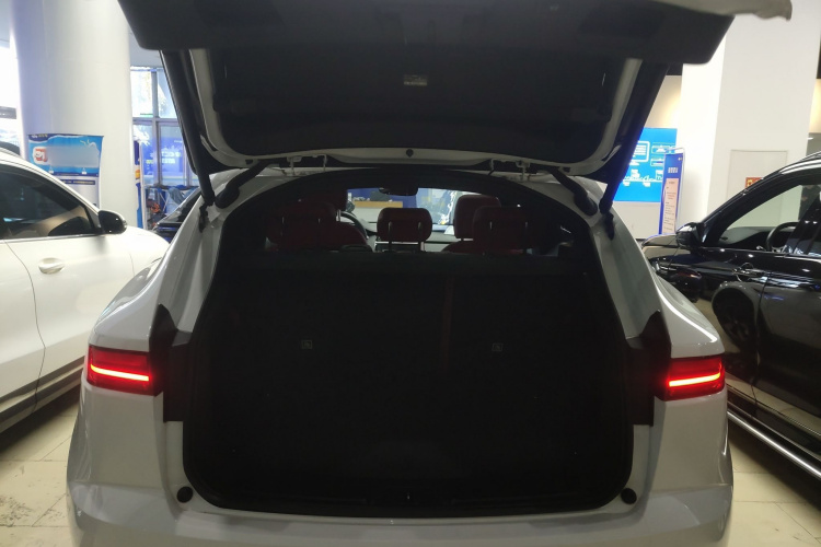 捷豹E-PACE 2024款 进取运动版 R-DYNAMIC S机舱底盘23