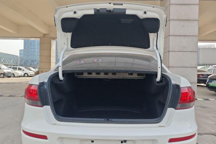 观致3 2018款 三厢 1.6L 自动领先型机舱底盘23