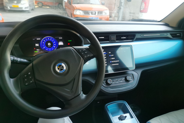 华晨新日i03 2021款 318km 31.45kWh中控内饰7002