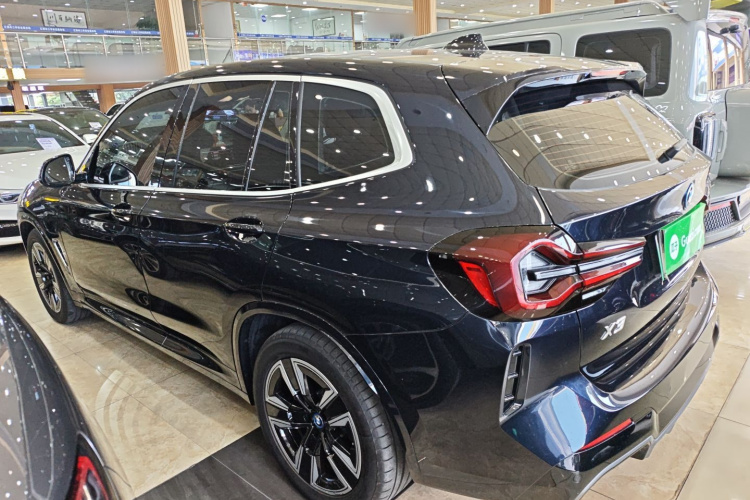 宝马iX3 2024款 领先型车身外观4