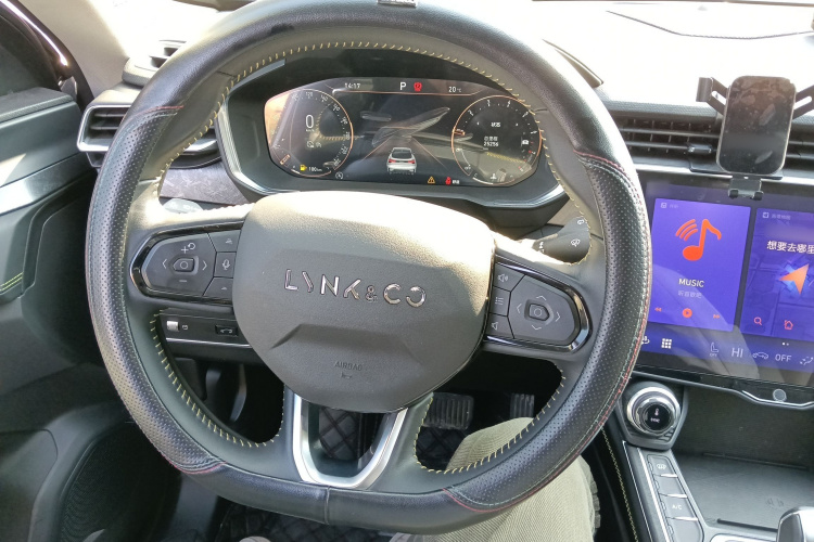 领克05 2022款 2.0TD 两驱耀Halo中控内饰13