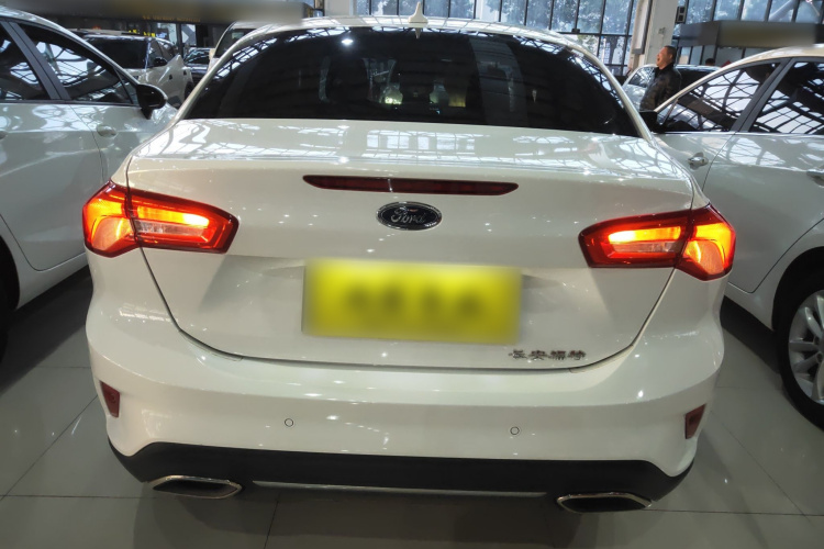 福特 福克斯 2021款 三厢 1.5L 自动锋跃型车身外观6