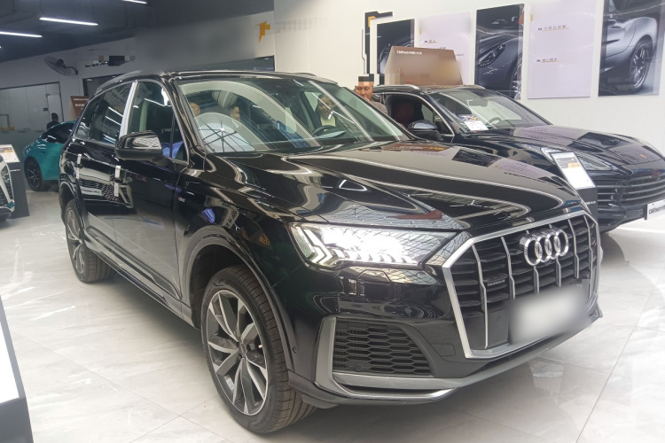 奥迪Q7 2022款 55 TFSI quattro S line运动型车身外观3
