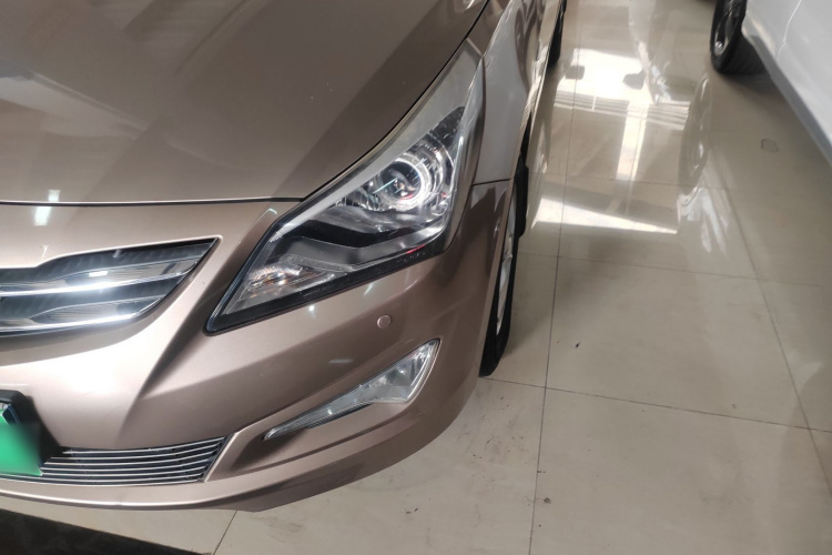 现代 瑞纳 2014款 1.4L 自动智能型GLS局部细节36