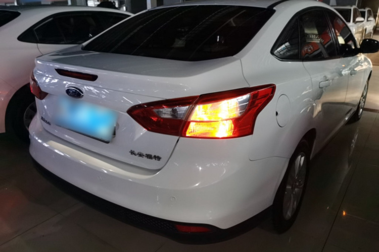 福特 福克斯 2012款 三厢 1.6L 手动舒适型车身外观7