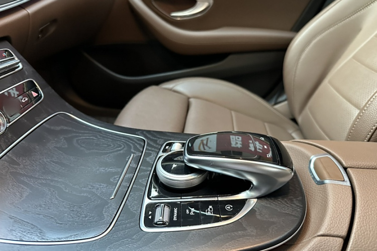 奔驰E级 2018款 改款 E 200 L 运动型中控内饰7003