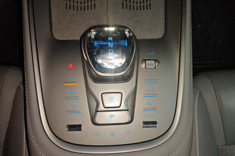 腾势N8 2023款 四驱超混旗舰六座版局部细节18