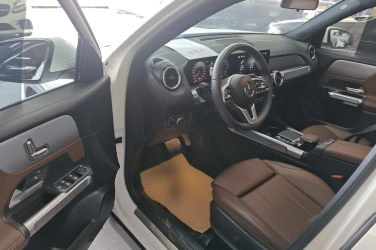 奔驰GLB 2023款 GLB 200 时尚型中控内饰7003