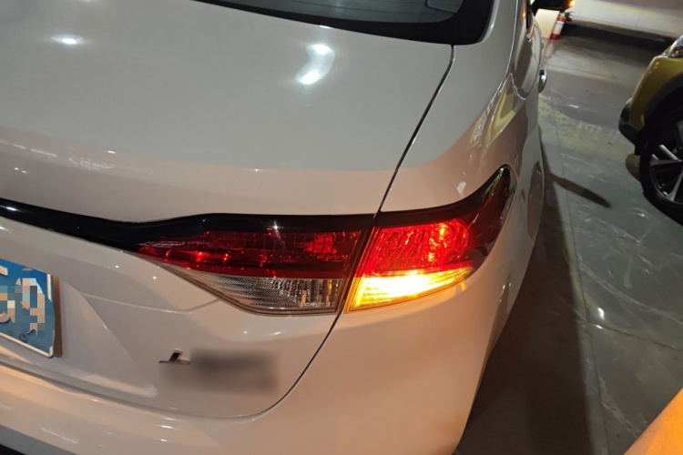 丰田 雷凌 2023款 智能电混双擎 1.8L 运动版车身外观9