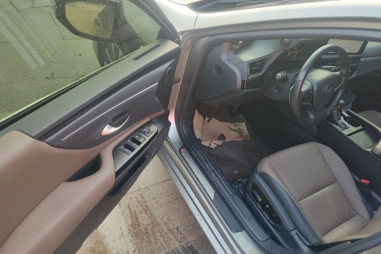 雷克萨斯ES 2022款 200 卓越版中控内饰20