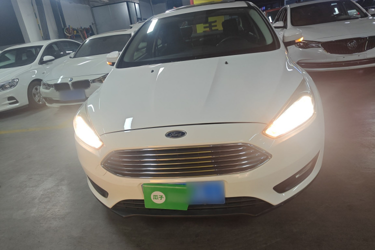 福特 福克斯 2018款 三厢经典 1.6L 自动风尚型智行版车身外观2