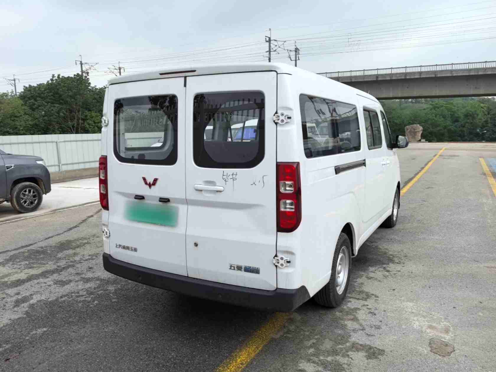 车辆右后45度外观展示