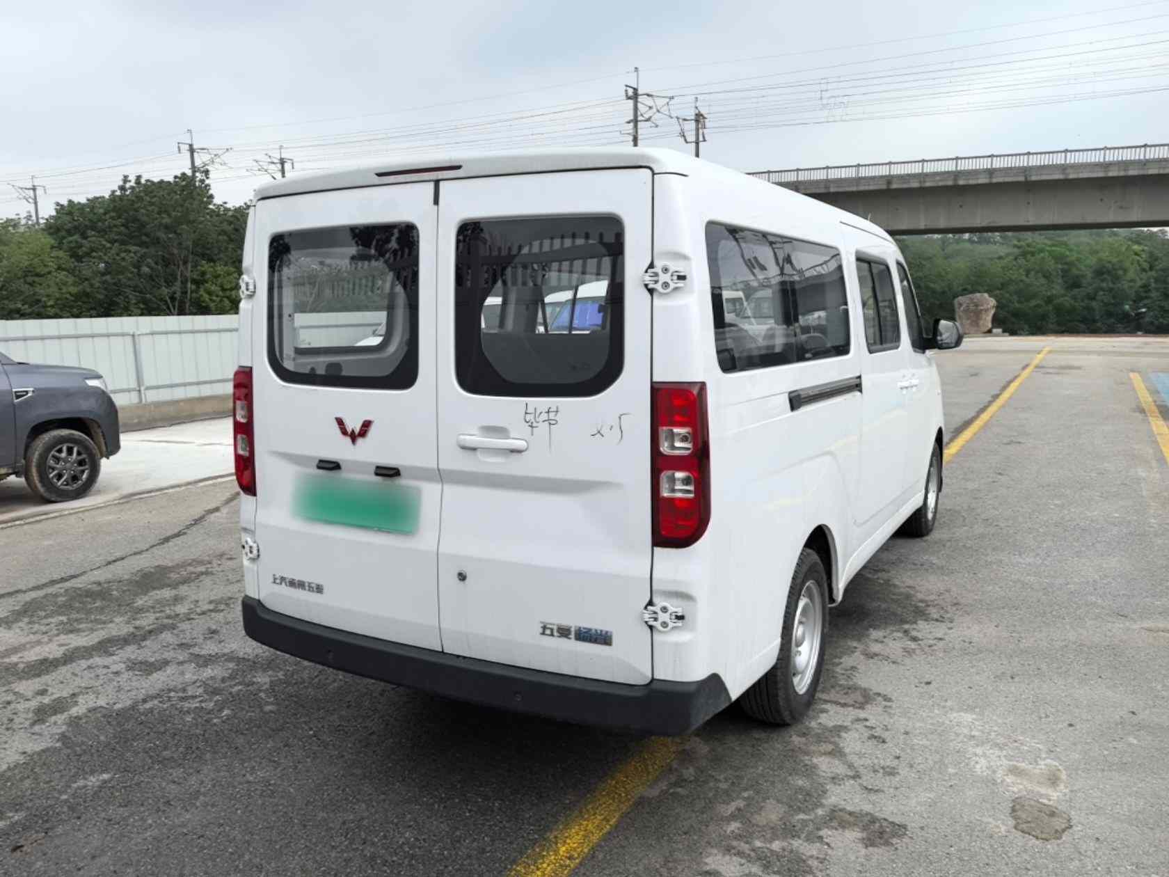 五菱汽车 五菱扬光 2024款 300km 舒适型客车版 75kW(4)