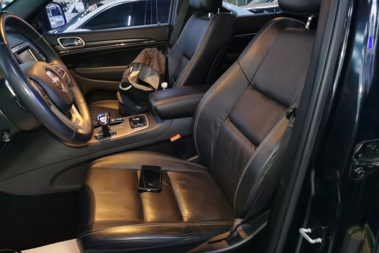 Jeep 大切诺基(进口) 2014款 3.0L 舒享导航版中控内饰19