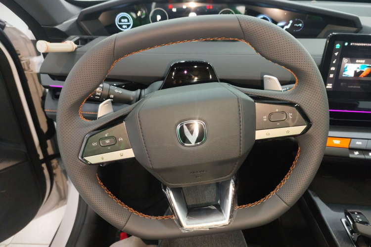 长安UNI-V 2024款 1.5T 尊贵型中控内饰13