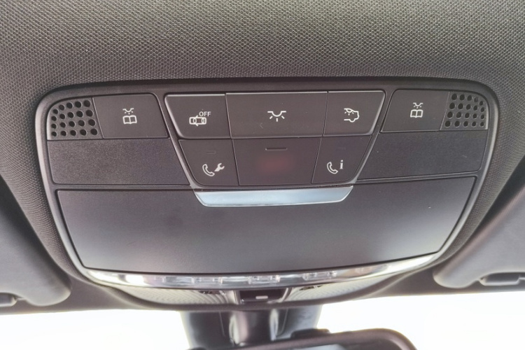 奔驰C级 2018款 C 200 运动版中控内饰7004