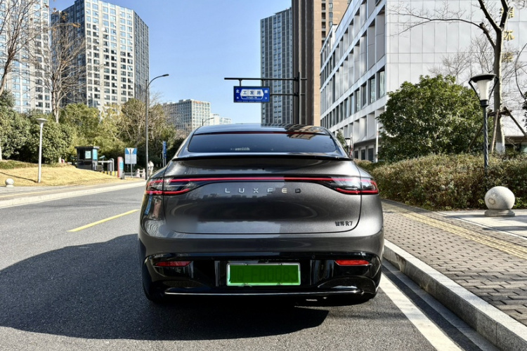 鸿蒙智行 智界R7 2025款 增程 331km Ultra车身外观6006