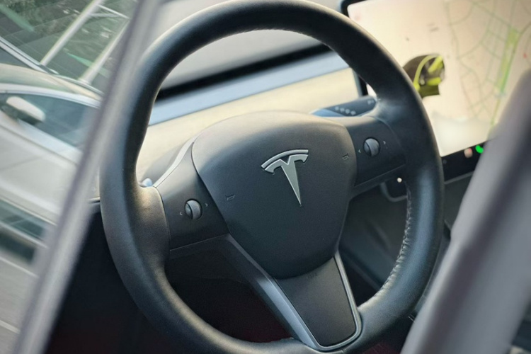 特斯拉 Model Y 2021款 标准续航后驱版中控内饰7003