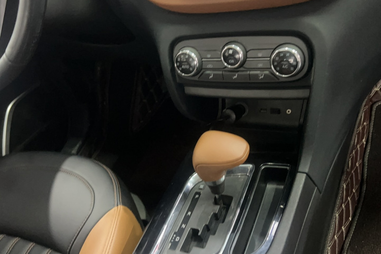 东南DX7 2015款 1.5T 自动尊贵型中控内饰7008