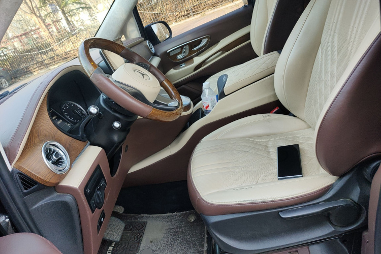 奔驰 威霆 2021款 2.0T 商务版 7座中控内饰19