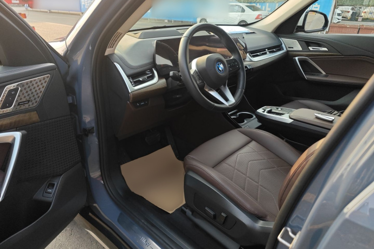 宝马iX1 2023款 xDrive30L M运动套装中控内饰20