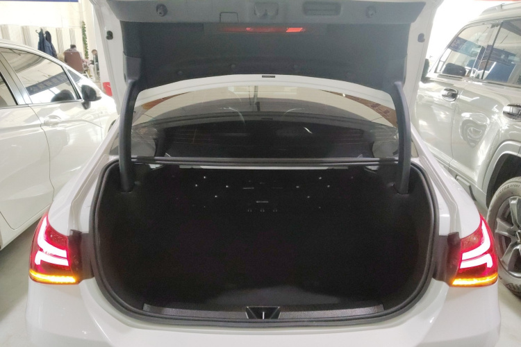 奔驰A级 2022款 改款 A 200 L 运动轿车时尚型机舱底盘23