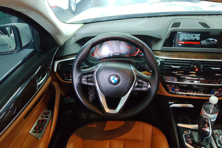 宝马5系 2018款 528Li 上市特别版中控内饰13