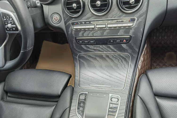 奔驰C级 2019款 C 180 L 时尚型运动版中控内饰7007