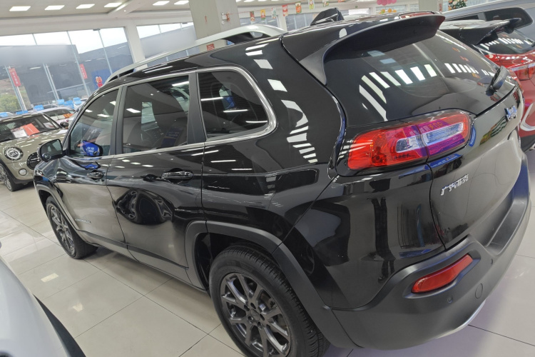 Jeep 自由光 2020款 2.0L 两驱经典运动版车身外观4