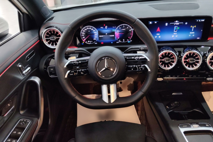 奔驰A级 2024款 改款 A 200 L 时尚型中控内饰13