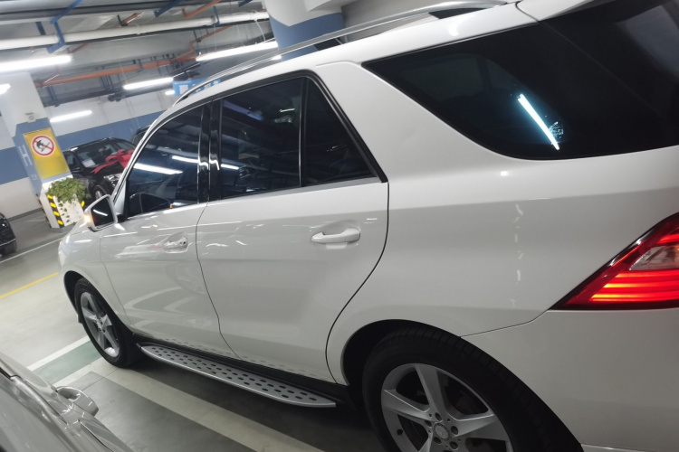 奔驰M级 2014款 ML 400 4MATIC动感型车身外观4