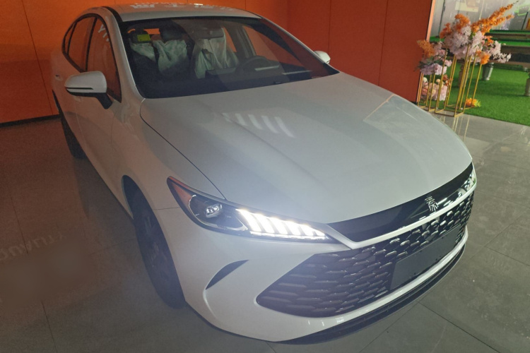 比亚迪 秦PLUS 2025款 DM-i 智驾版 55KM领先型车身外观3