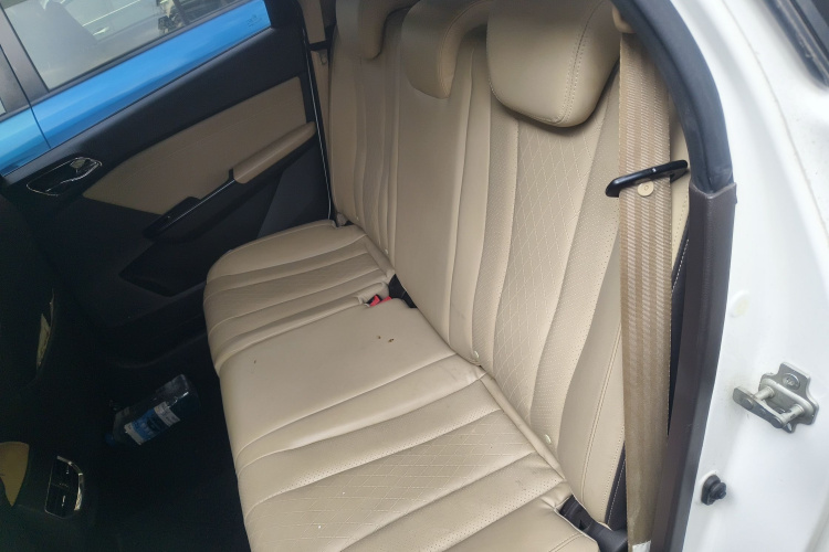 宝骏310W 2017款 1.5L 手动时尚型 国VI中控内饰7004