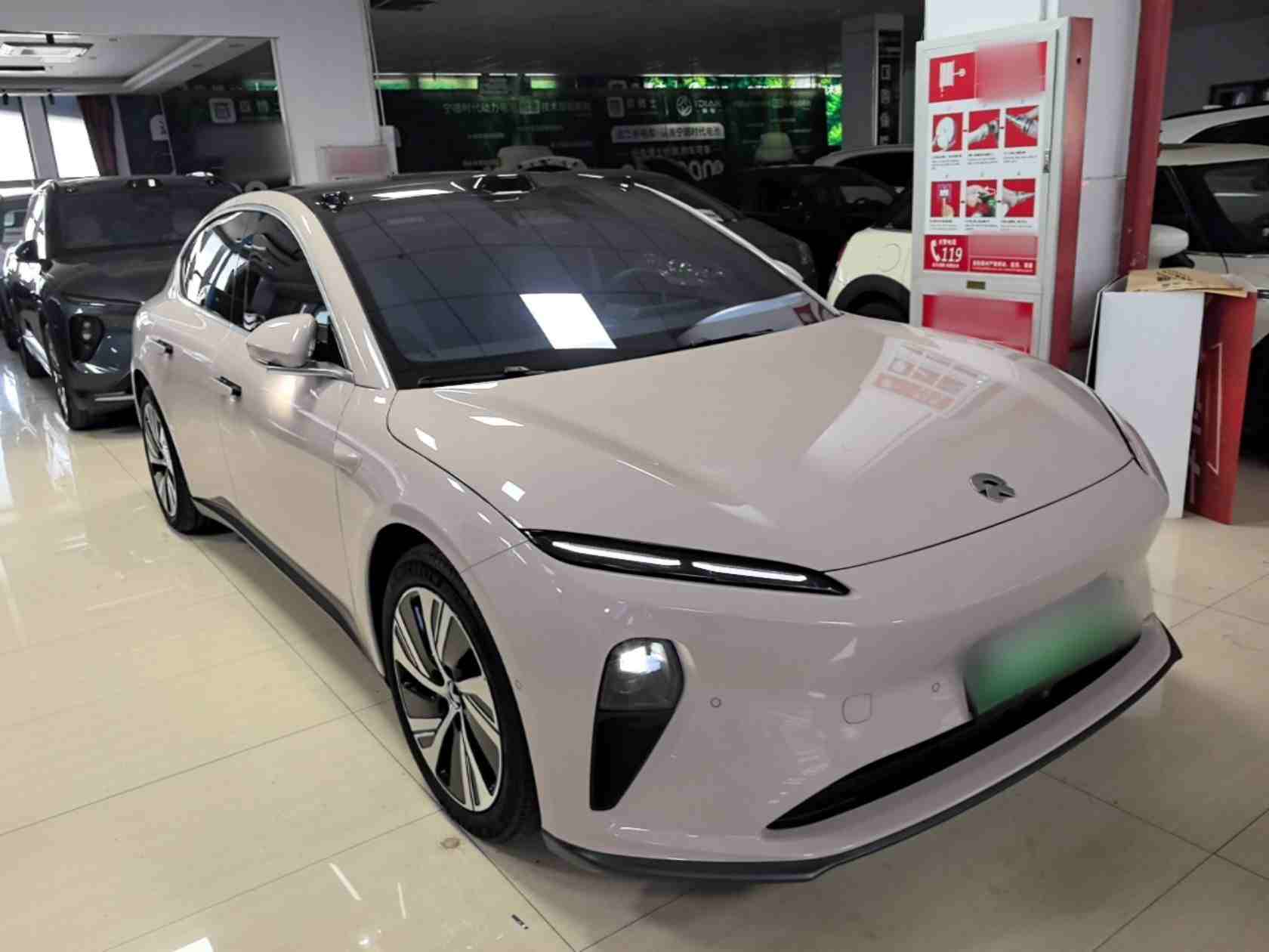 车辆右前45度外观展示