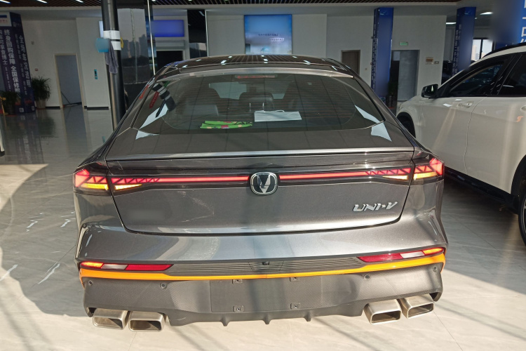 长安UNI-V 2024款 1.5T 尊贵运动型车身外观6