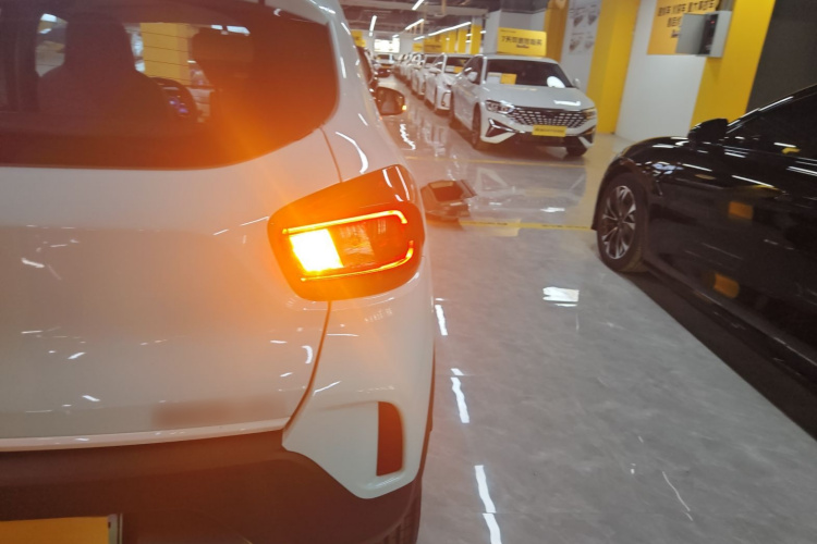 东风纳米EX1 2023款 PRO 轻风版闪电型车身外观9